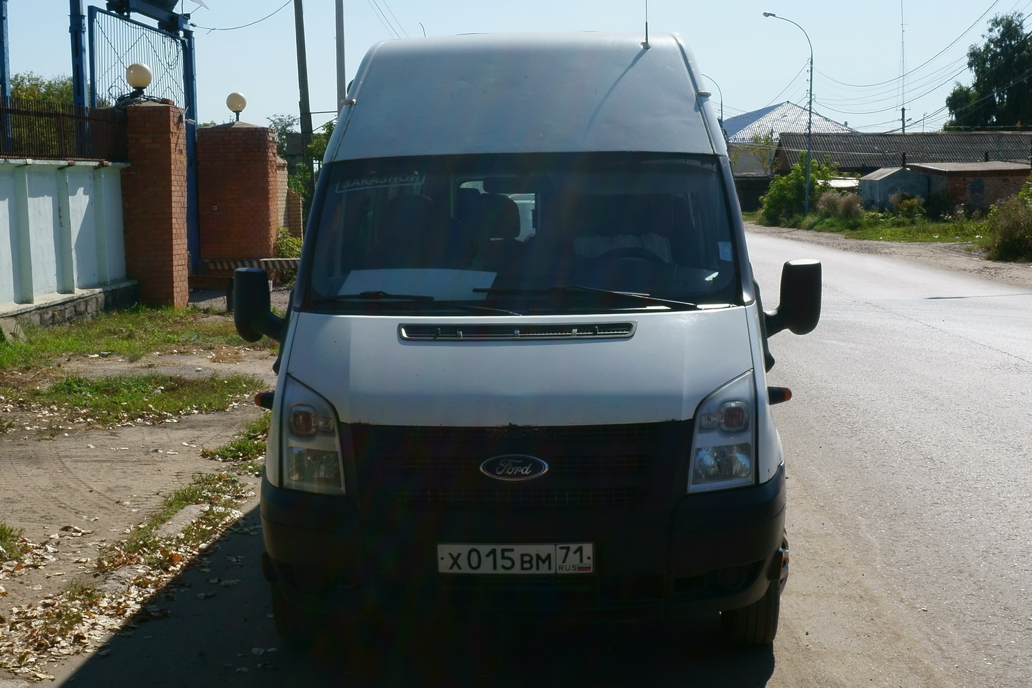 Микроавтобус Ford Transit (вид сбоку)